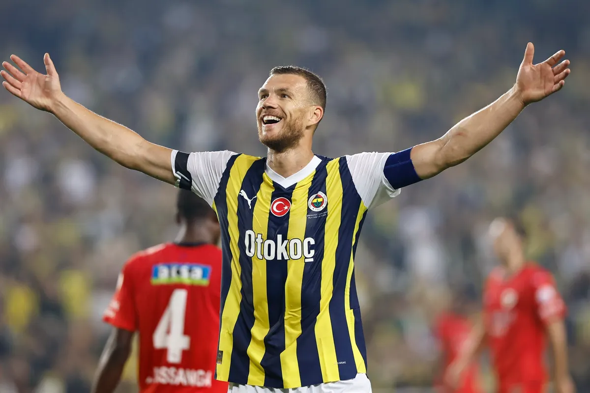 Fenerbahçe'den eski yıldızı Dzeko'ya veda mesajı