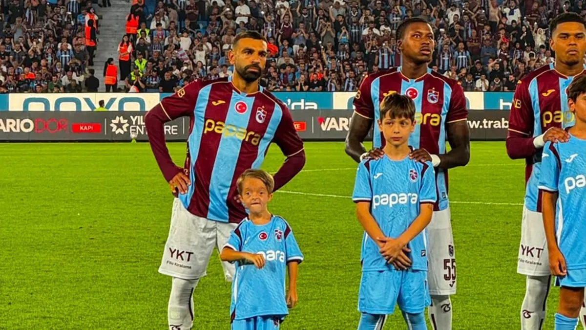 Salah'tan minik taraftar Kearney'e maç öncesi özel an