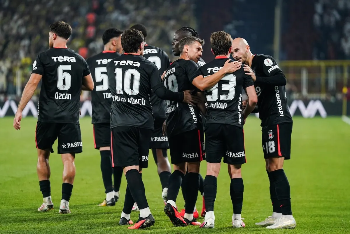 Beşiktaş'ta Rıdvan Yılmaz'a uyluk teşhisi kondu