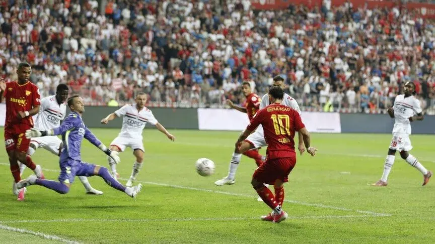 Amedspor, Erzurumspor'u 3-0 yenerek lider oldu