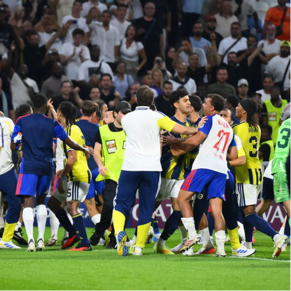 Fenerbahçe Lyon'u deplasmanda devirdi, gerginlik yaşandı