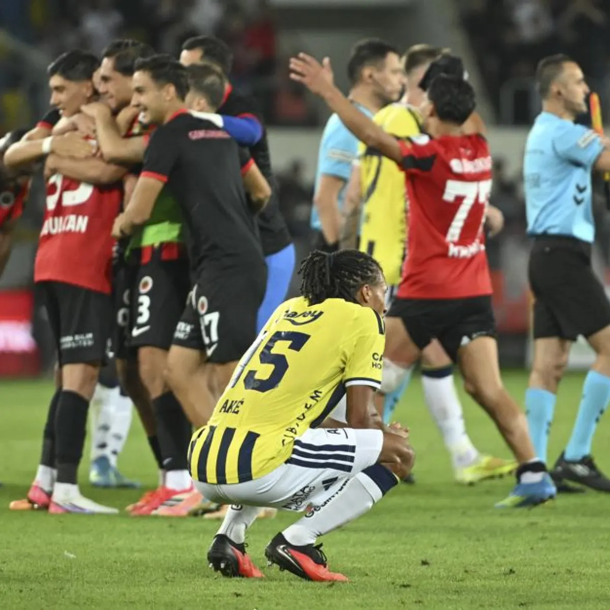 Fenerbahçe 10 yıl sonra sezona yenilgiyle başladı