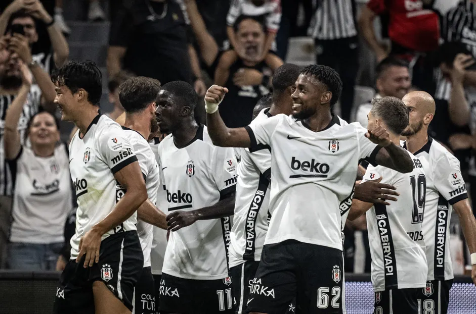 Beşiktaş, Erzurumspor'u 3-0 yendi, zirveye yerleşti