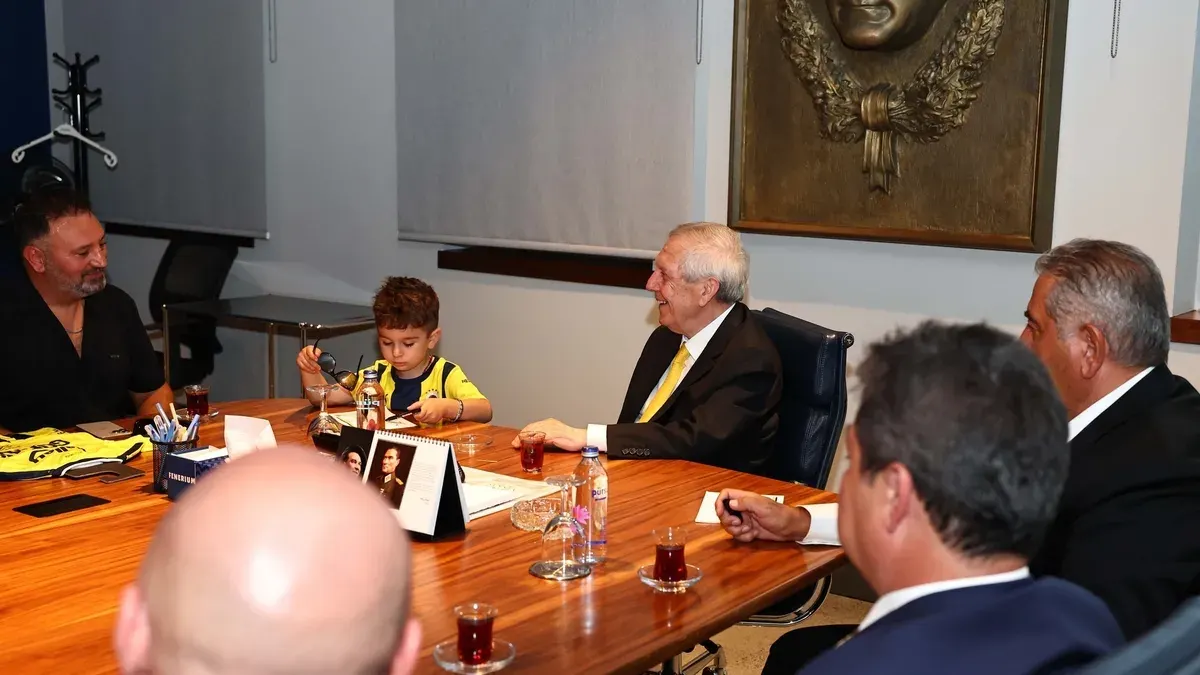 Fenerbahçe, minik taraftar Göktuğu konuk etti