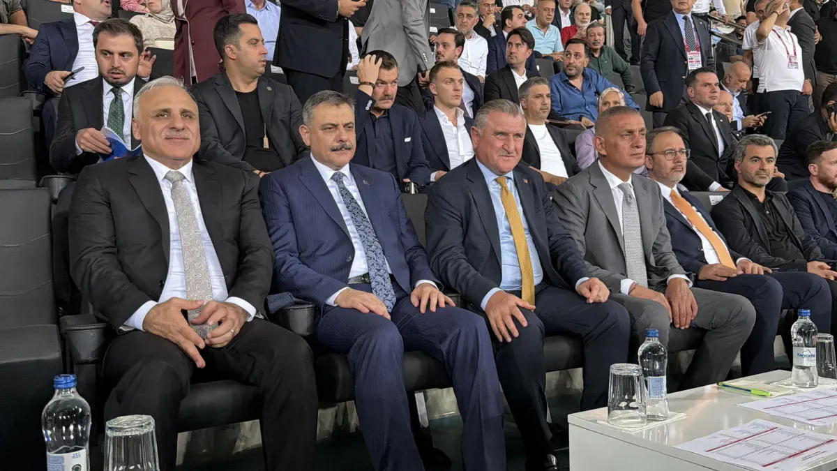 Amedspor-Erzurumspor maçını bakanlar tribünden izledi
