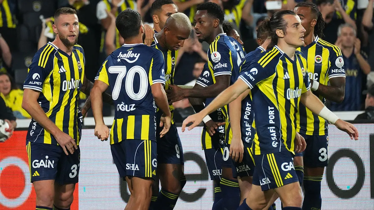 Fenerbahçe'de 4 isimle yollar ayrılıyor