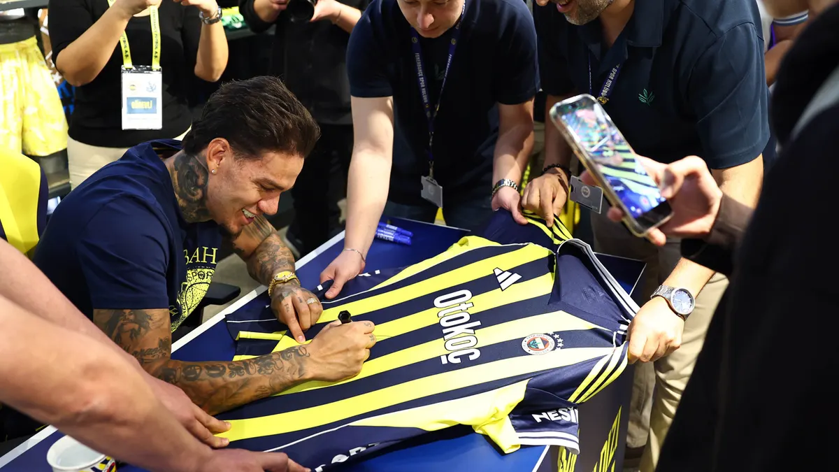 Ederson, Fenerium'da taraftarla imza gününde buluştu