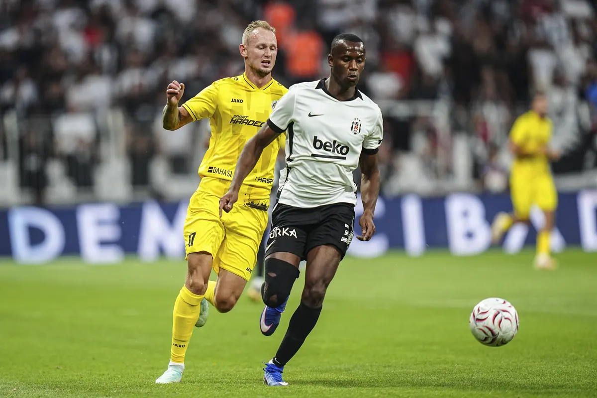 Beşiktaş'ta Tiago Djalo sakatlanarak oyundan çıktı