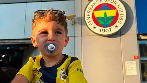 Minik taraftar Göktuğ, Kadıköy'de Lyon maçını izledi
