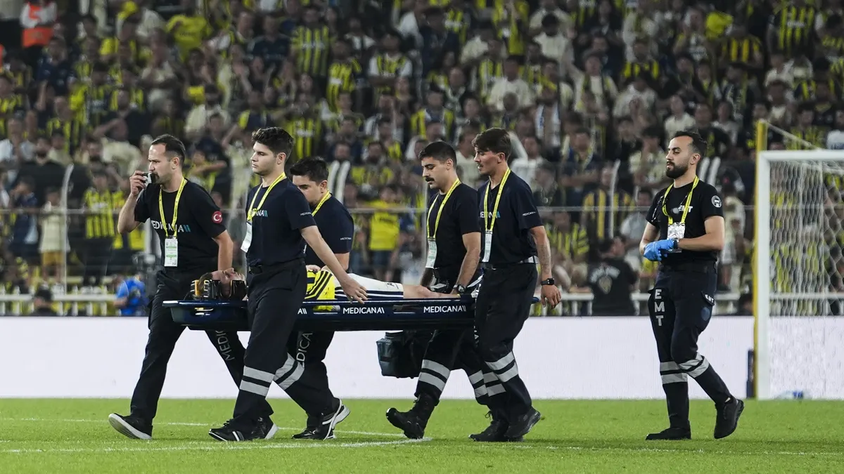 Kerem Aktürkoğlu sakatlanıp hastaneye kaldırıldı