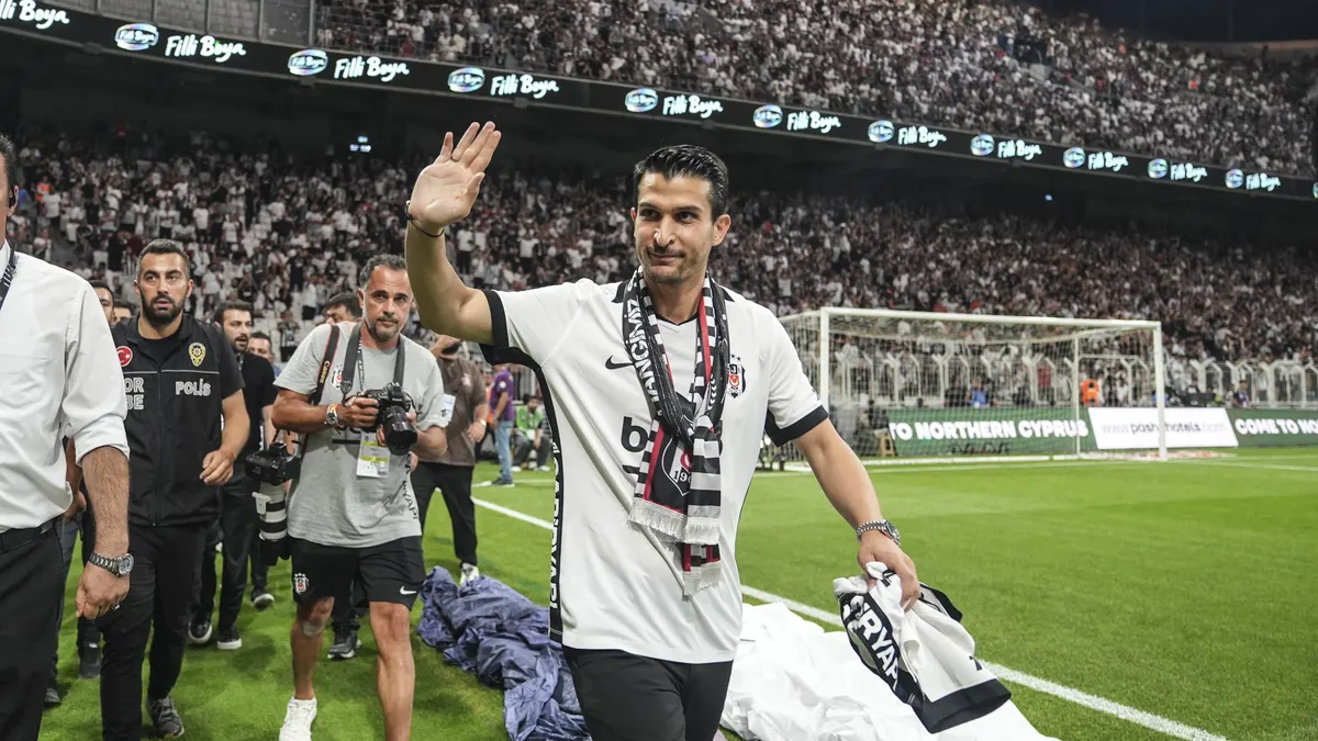 Necip Uysal futbolu bıraktı, taraftara veda etti
